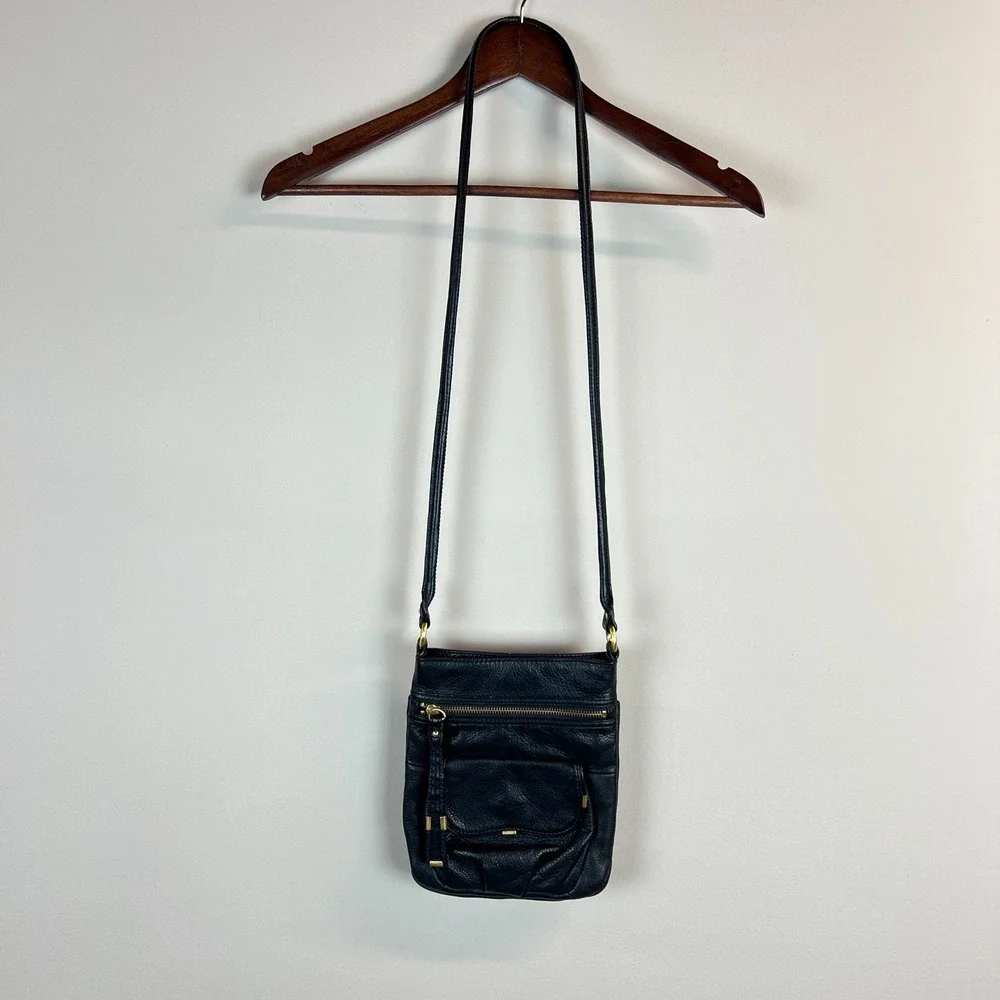 B. Makowsky Crossbody Bag Black Soft Leather Purse Gold Zipper‎ Magnet Pockets